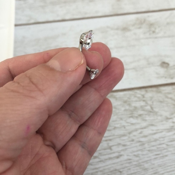 Round Cubic Zirconia Small Stone Screw Silver Belly Ring - Picture 4 of 9